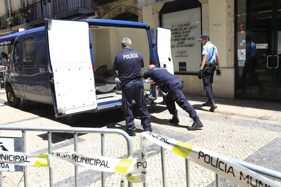 Primeira vítima a sair do edifício na Baixa de Lisboa