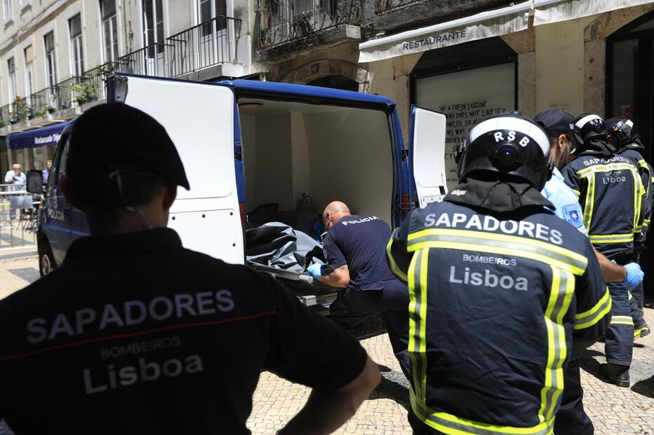 Segunda vítima a sair do edifício na Baixa de Lisboa