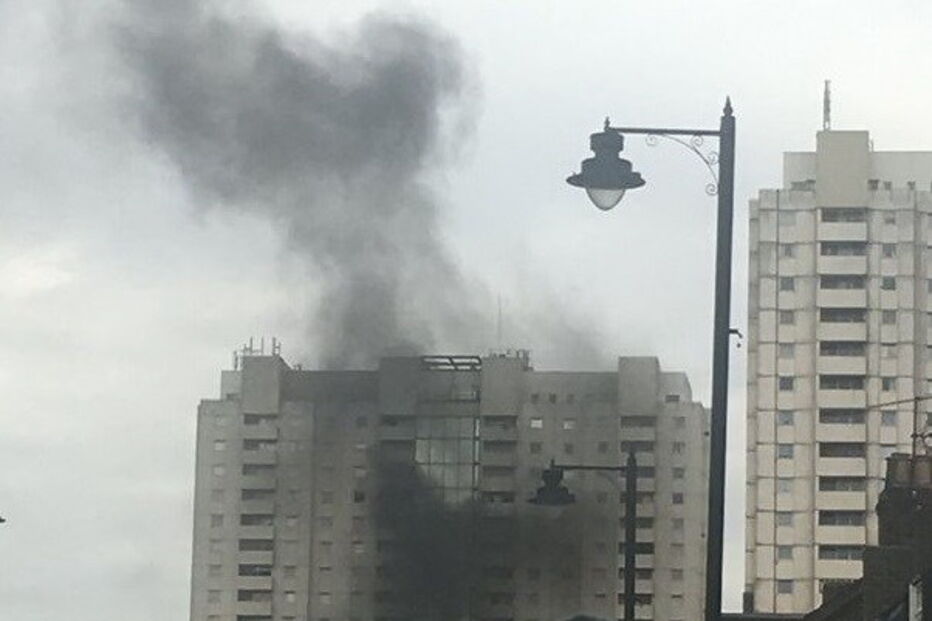Incêndio em Londres deflagra em edifício residencial de 25 andares