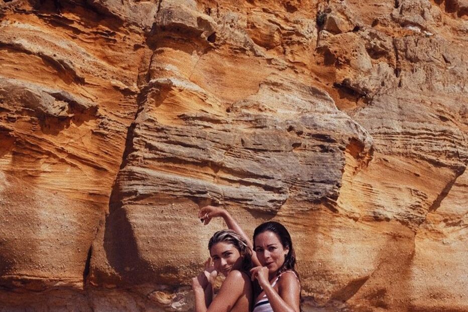 Joana Duarte em poses ousadas com amiga na praia