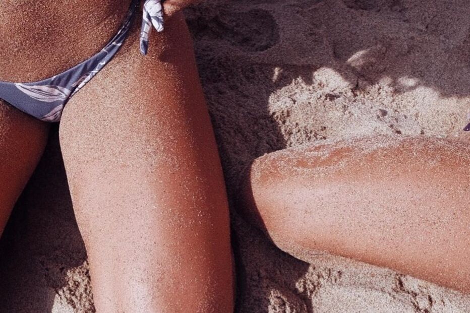 Joana Duarte em poses ousadas com amiga na praia