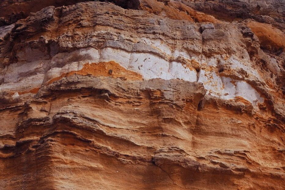 Joana Duarte em poses ousadas com amiga na praia