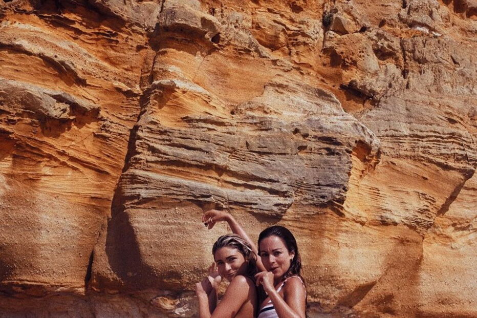 Joana Duarte em poses ousadas com amiga na praia