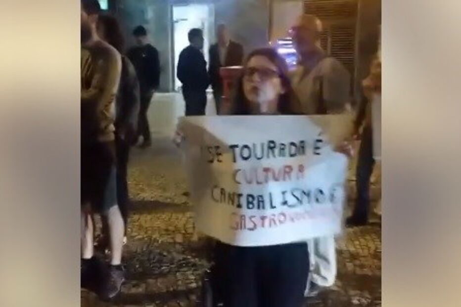 Manifestantes protestam contra touradas na Póvoa de Varzim 