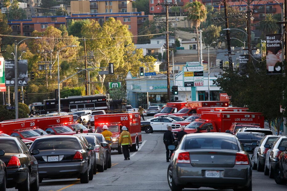 Mulher morre após homem fazer reféns em supermercado em Los Angeles