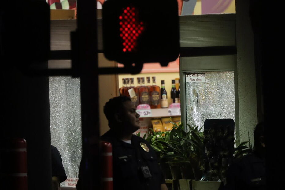 Mulher morre após homem fazer reféns em supermercado em Los Angeles