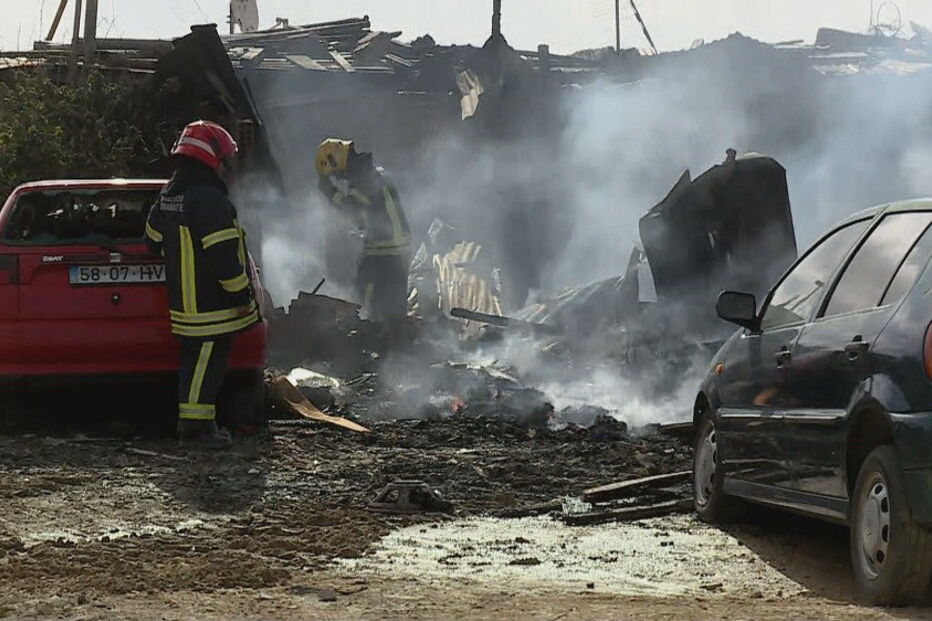 Incêndio faz sete desalojados e queima três viaturas em bairro de Loures