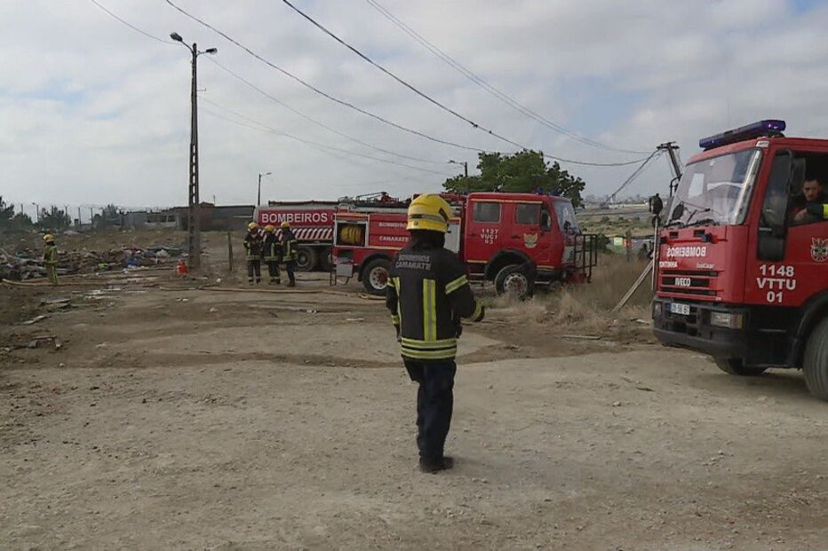 Incêndio faz sete desalojados e queima três viaturas em bairro de Loures