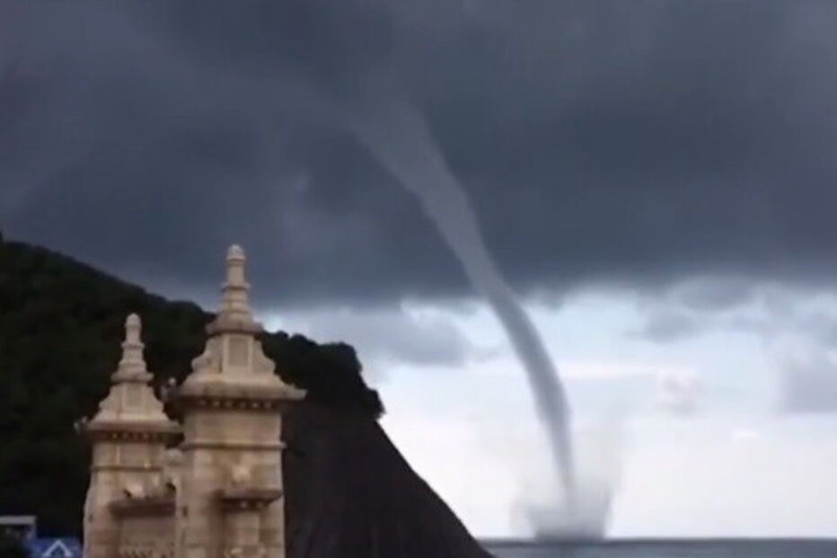 Vídeo mostra banhistas a assistir tranquilamente à formação de um tornado