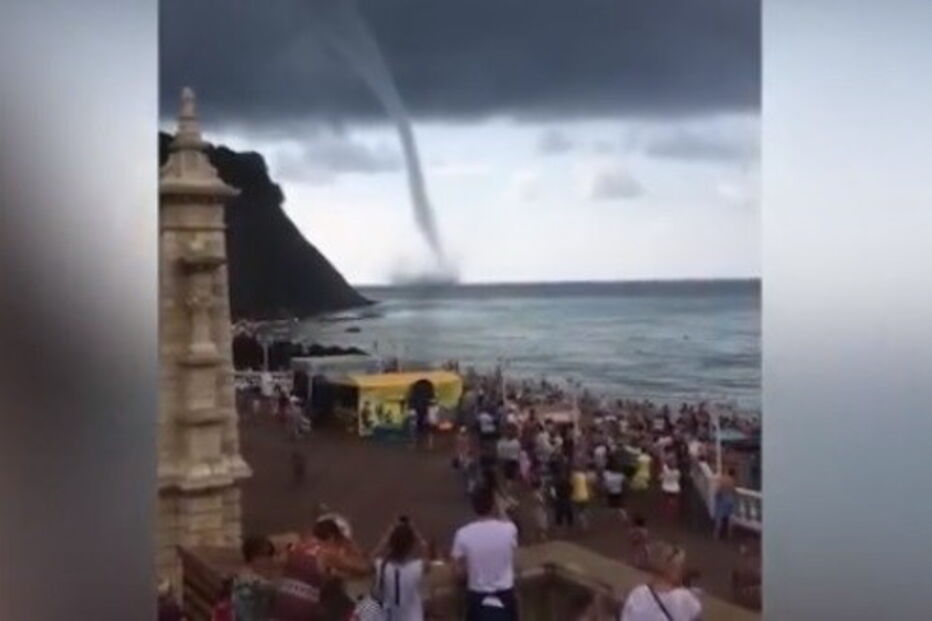 Vídeo mostra banhistas a assistir tranquilamente à formação de um tornado