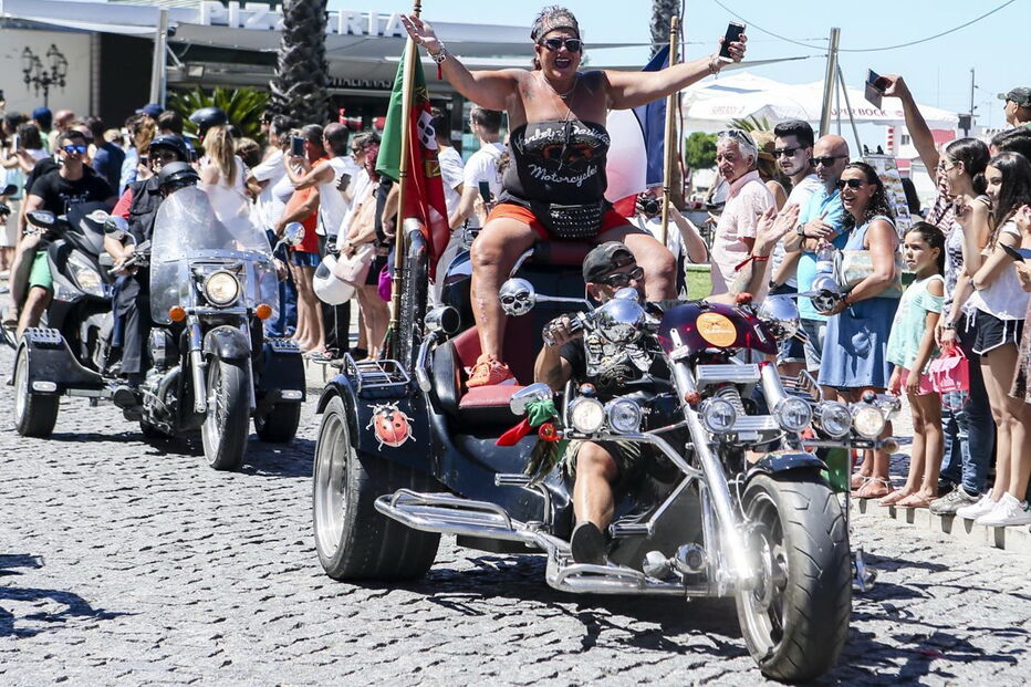Motards desfilam no último dia da concentração de Faro