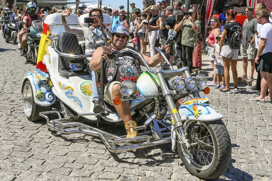 Motards desfilam no último dia da concentração de Faro