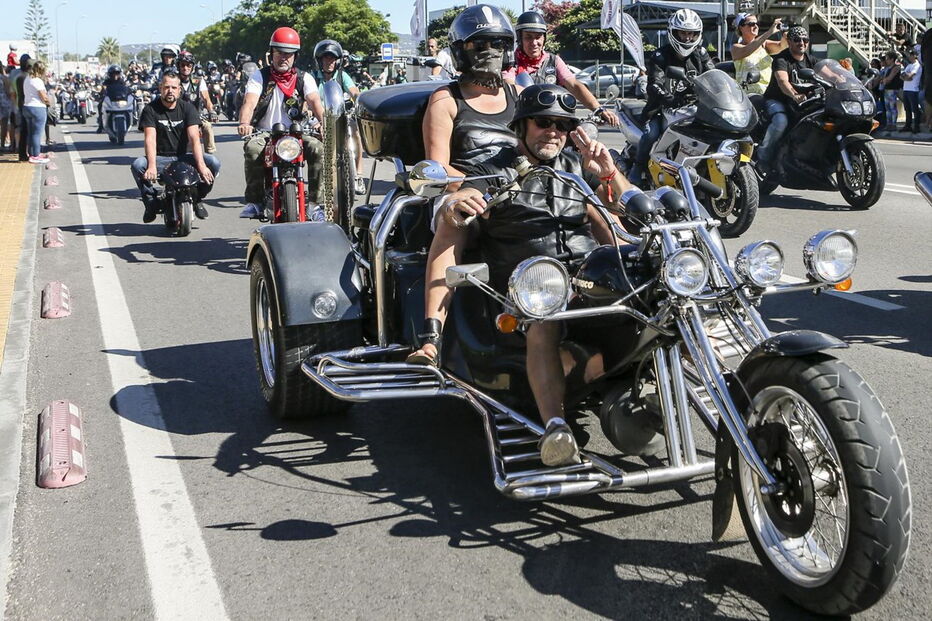 Motards desfilam no último dia da concentração de Faro
