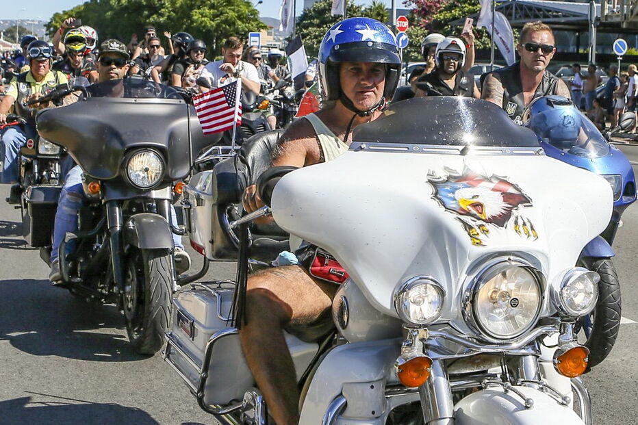 Motards desfilam no último dia da concentração de Faro