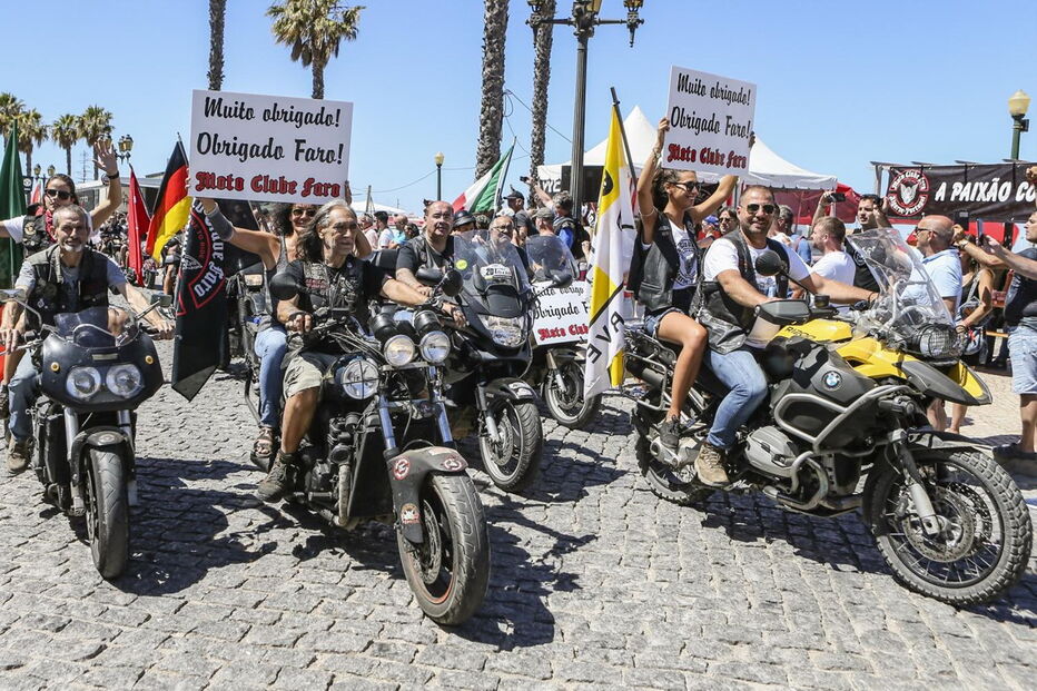 Motards desfilam no último dia da concentração de Faro