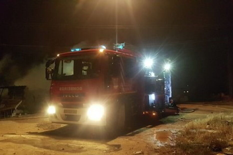 Fogo destrói casas e carros em Loures