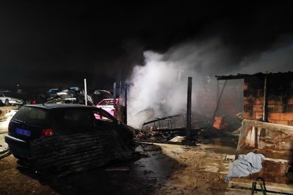 Fogo destrói casas e carros em Loures