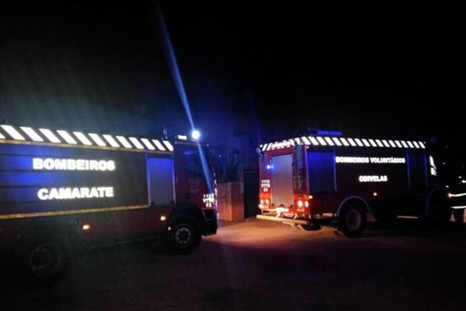 Fogo destrói casas e carros em Loures