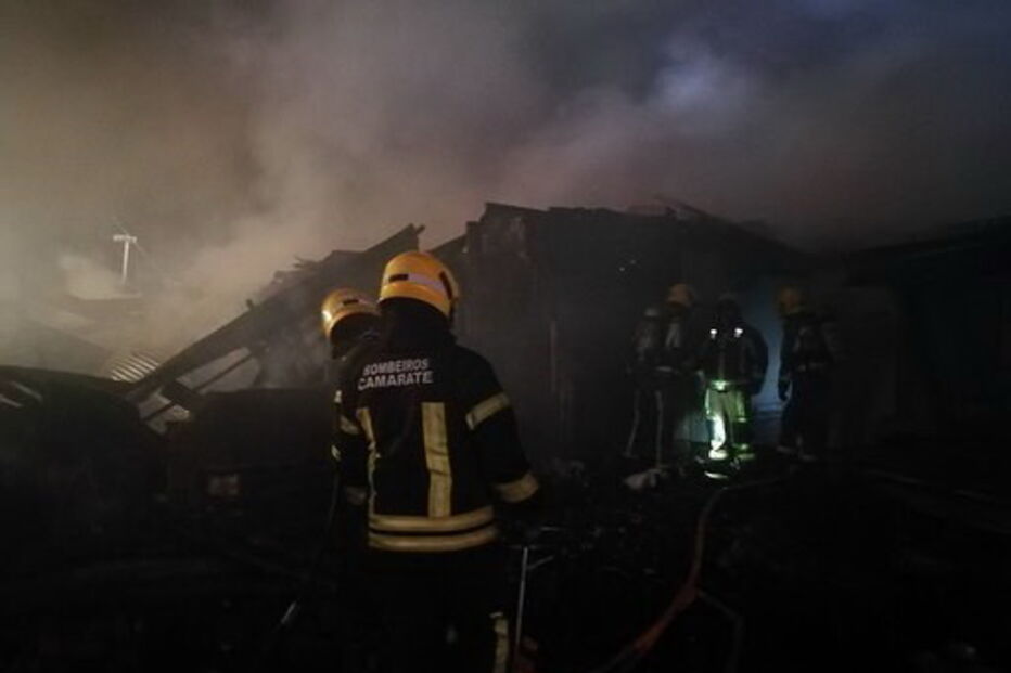 Fogo destrói casas e carros em Loures