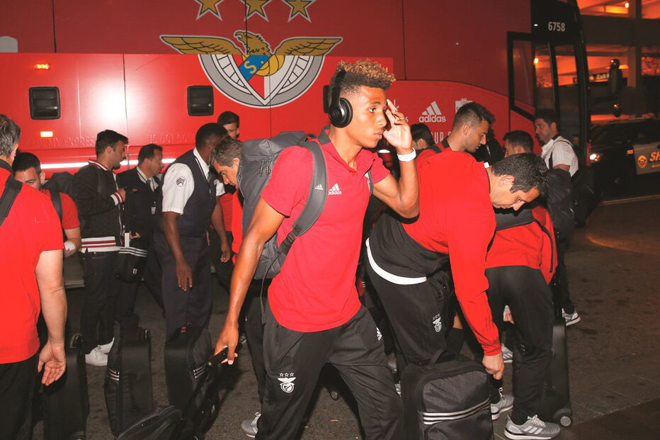 Gedson Fernandes na partida do Benfica para os EUA