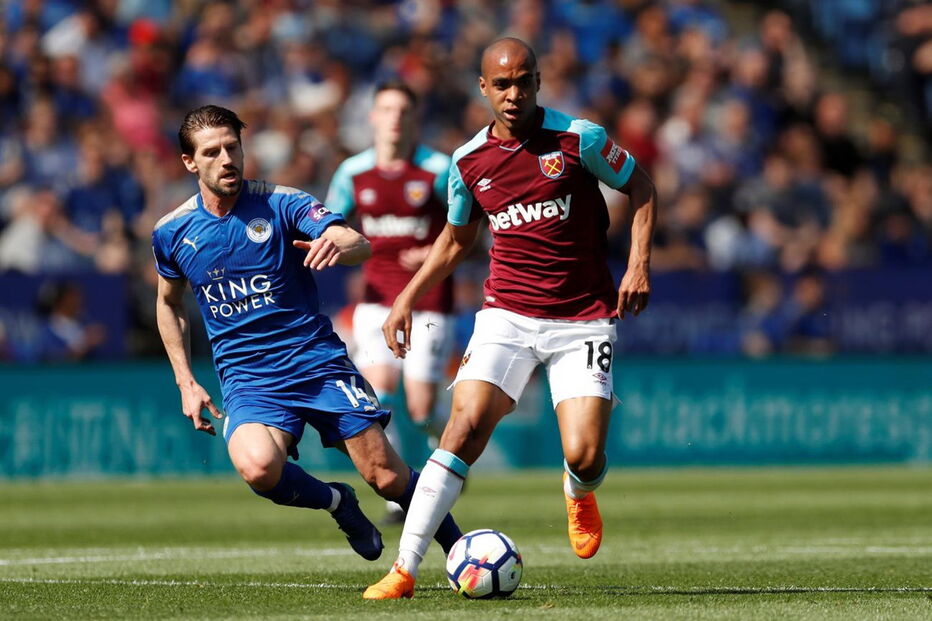 João Mário, ao serviço do West Ham, disputa lance com Adrien Silva, do Leicester