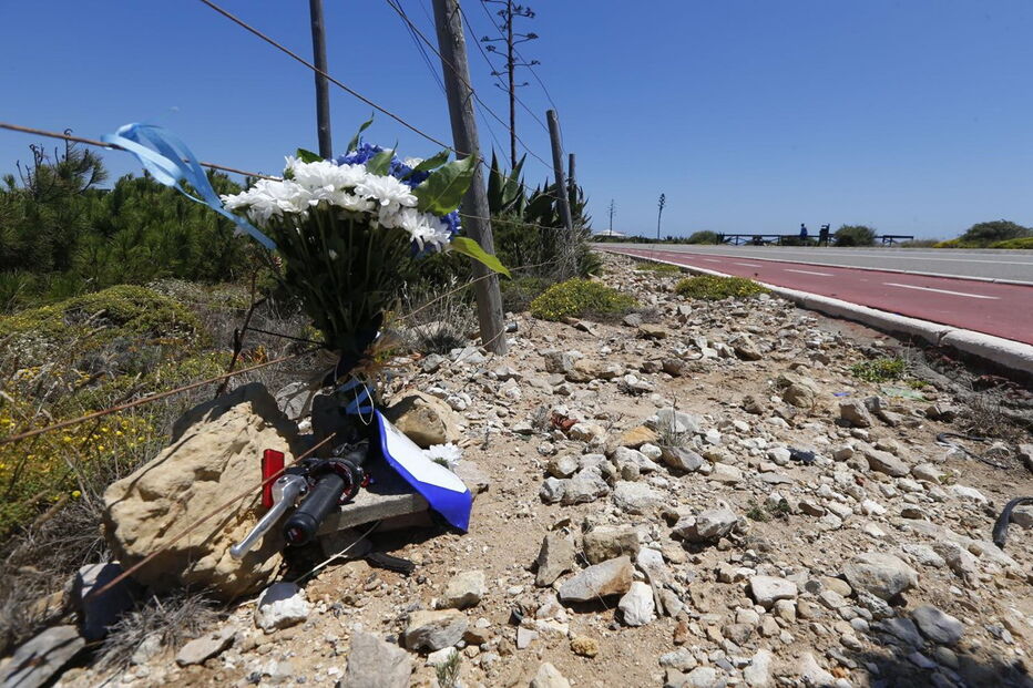 Flores no local onde morreram dois motociclistas, no Guincho