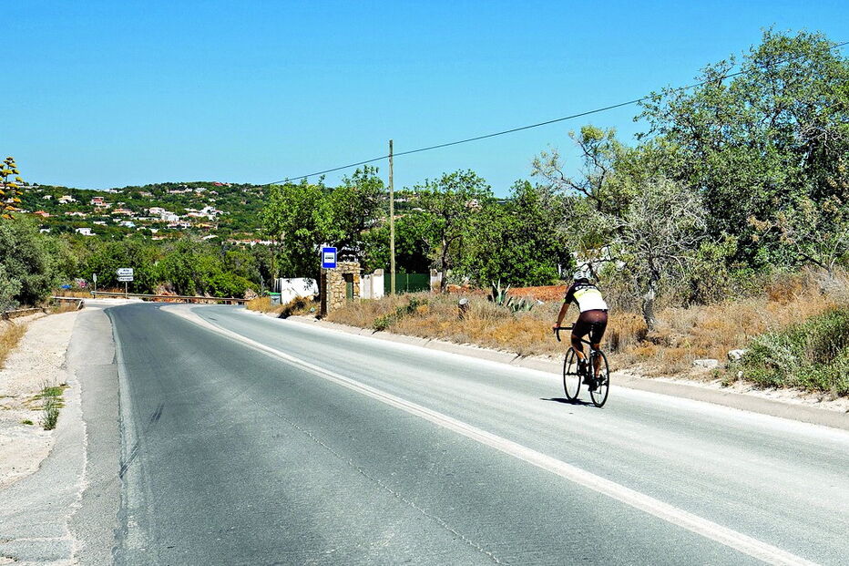 A EN240, onde ciclcista foi atropelado, na zona de Boliqueime