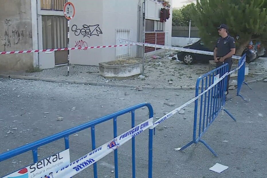 Camião embate em edifício na Amora