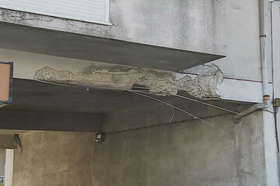 Camião embate em edifício na Amora