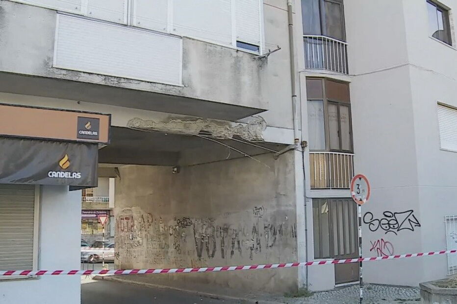 Camião embate em edifício na Amora