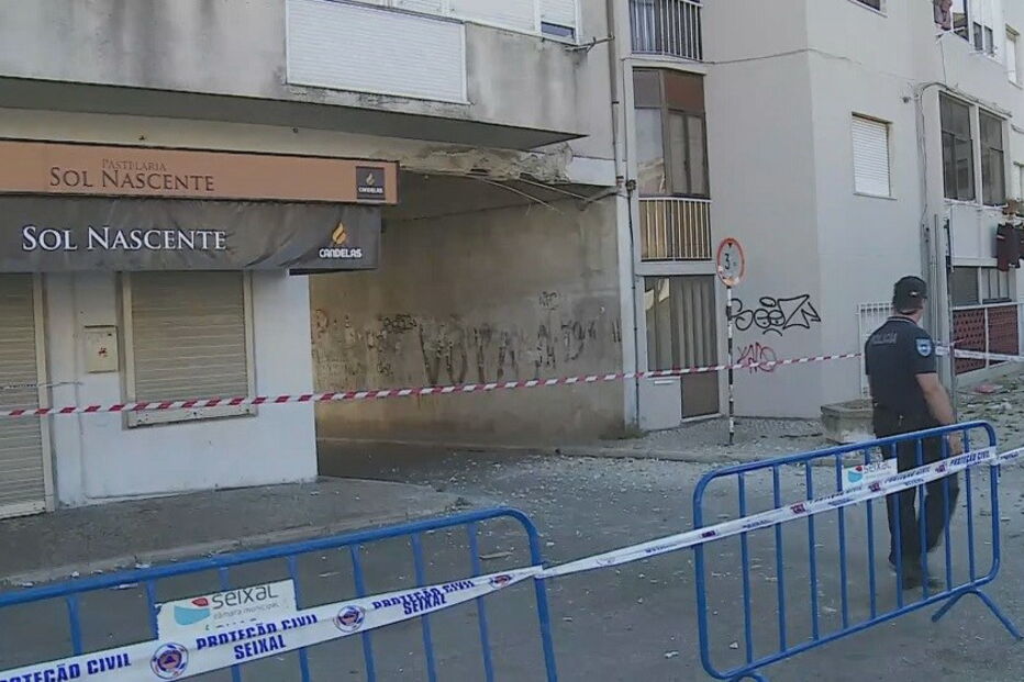 Camião embate em edifício na Amora