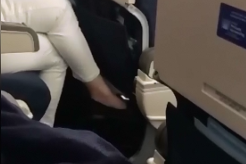 Mulher denuncia masturbação durante voo e é gozada