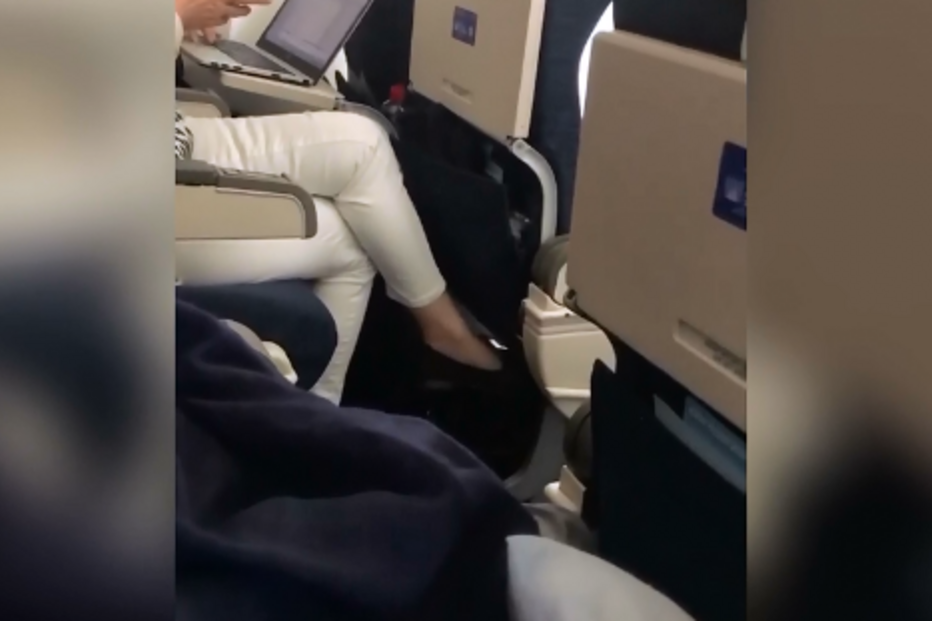 Mulher denuncia masturbação durante voo e é gozada
