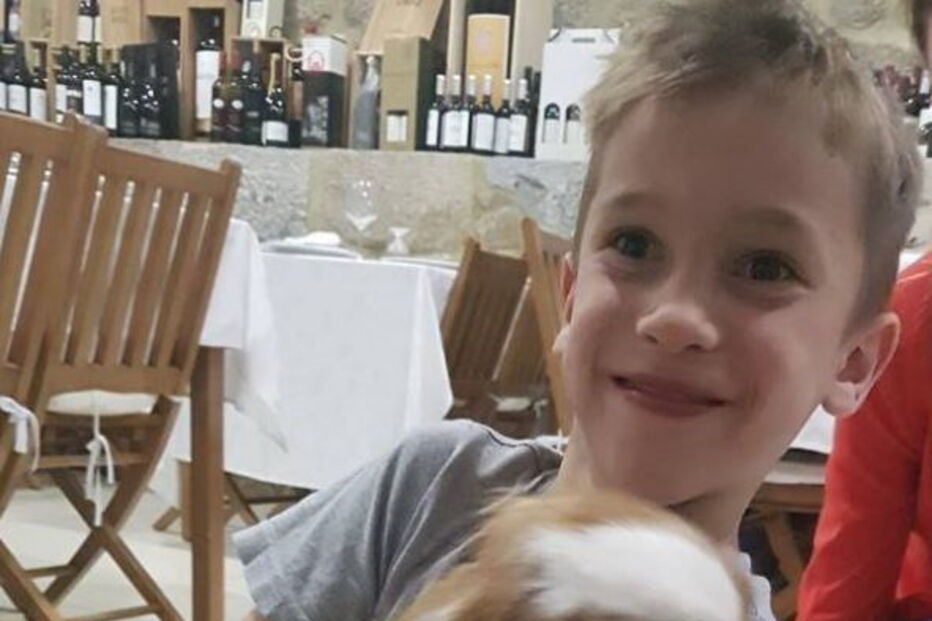 Morreu menino de seis anos que ficou preso em piscina de Azeitão