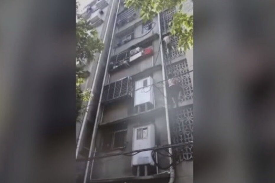 Homem escala prédio para salvar menino pendurado em varanda