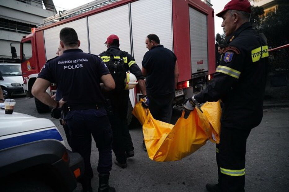 Bombeiros salvam vítimas do inferno de chamas na Grécia