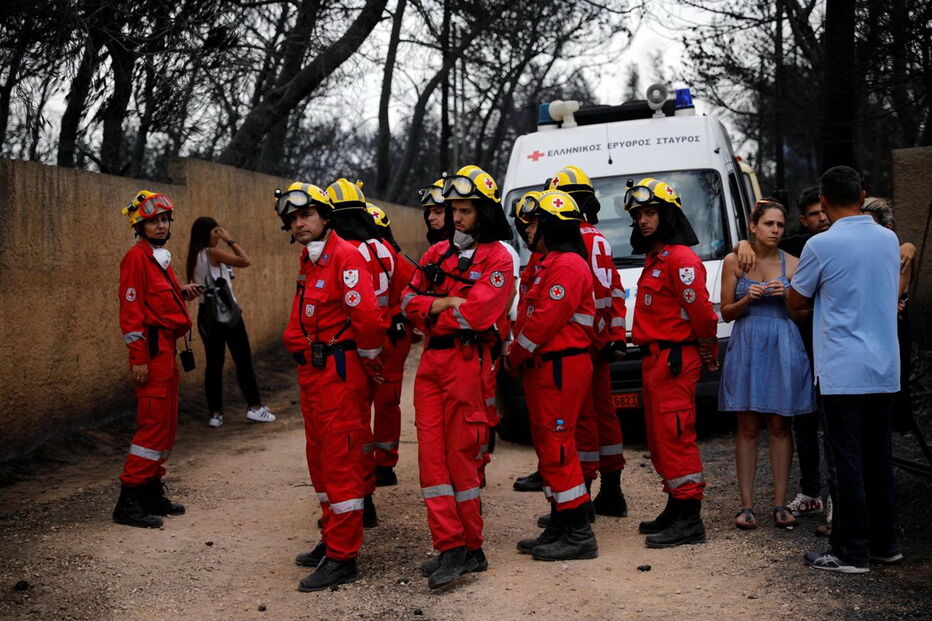 Bombeiros salvam vítimas do inferno de chamas na Grécia