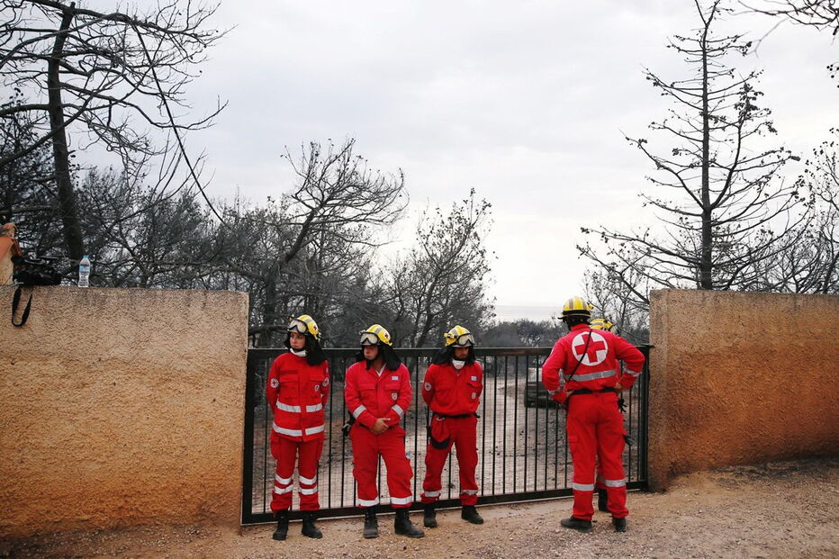 Bombeiros salvam vítimas do inferno de chamas na Grécia