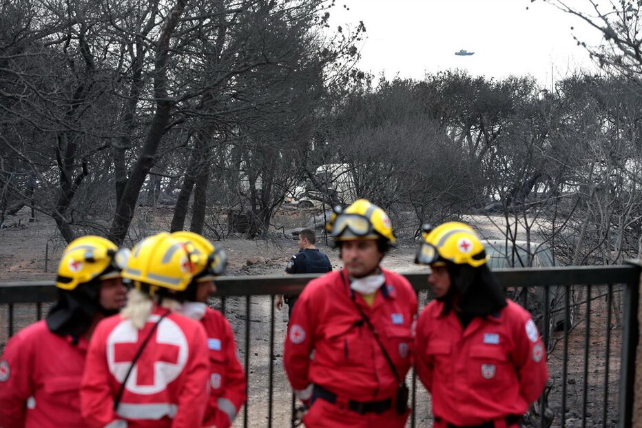 Bombeiros salvam vítimas do inferno de chamas na Grécia