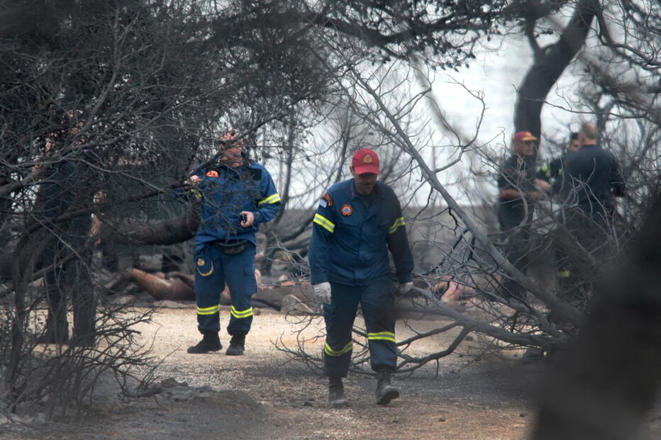 Bombeiros salvam vítimas do inferno de chamas na Grécia
