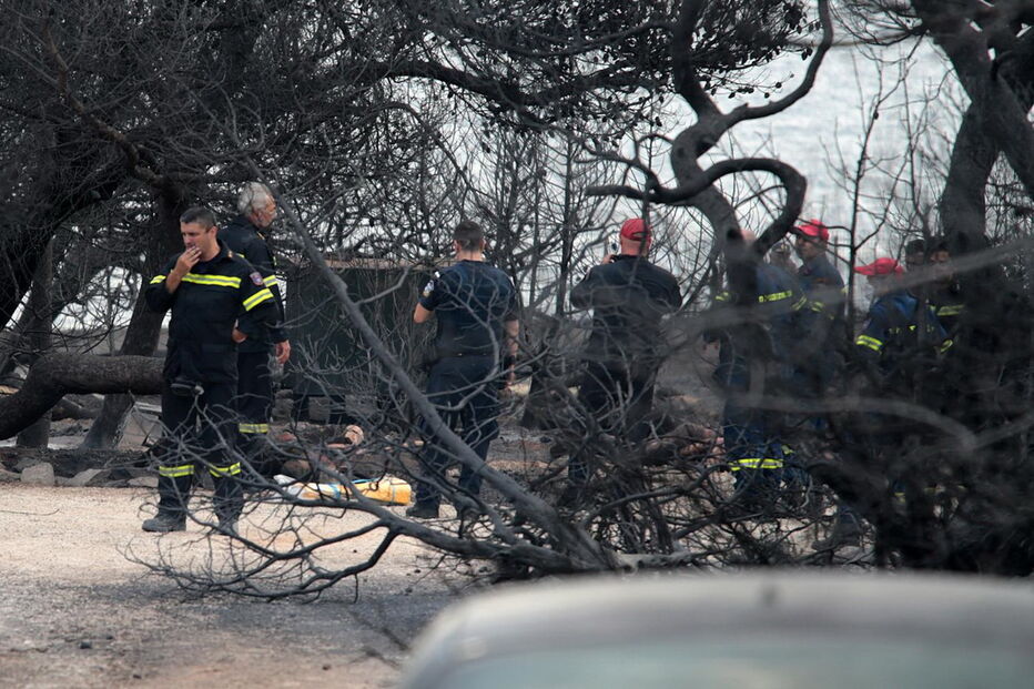 Bombeiros salvam vítimas do inferno de chamas na Grécia