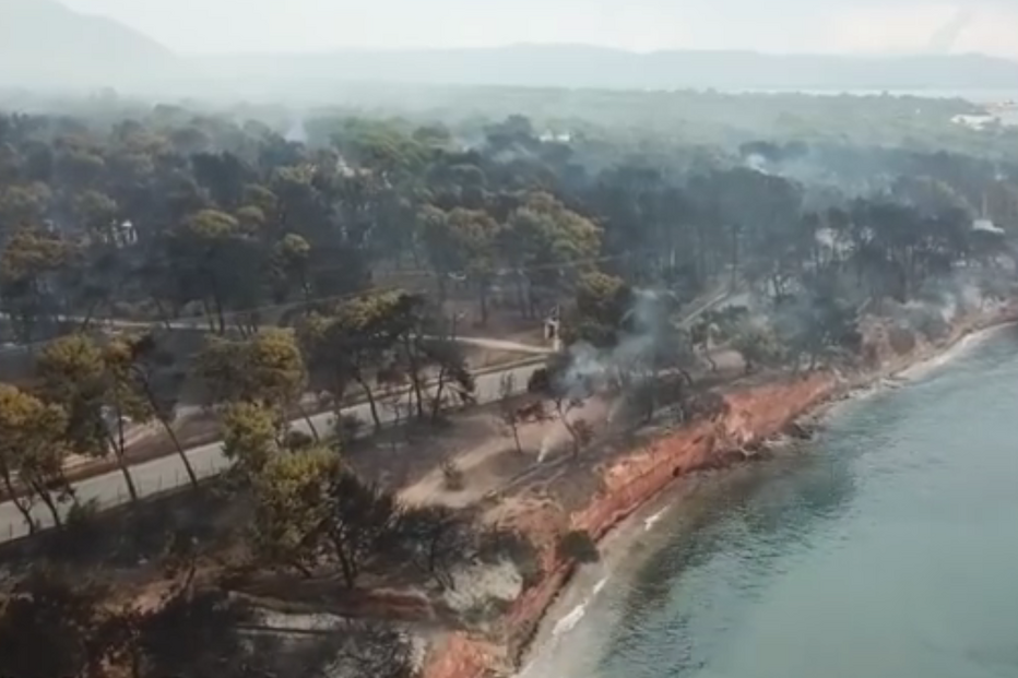 Imagens de drone mostram caos e destruição na Grécia
