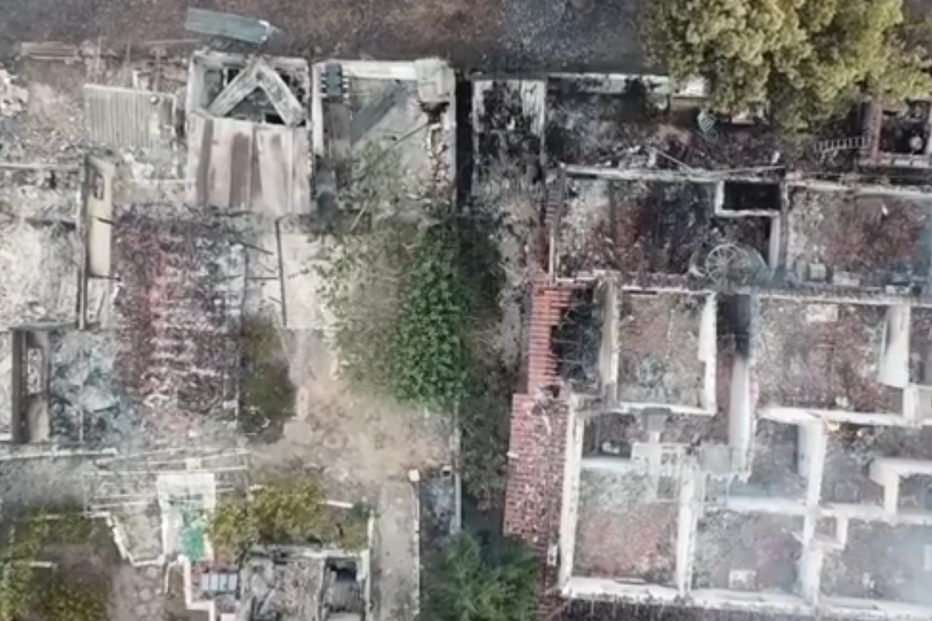 Imagens de drone mostram caos e destruição na Grécia