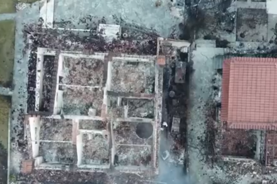 Imagens de drone mostram caos e destruição na Grécia