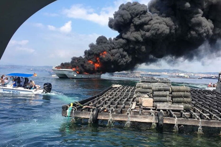 Barco arde na ilha da Toxa, na Galiza