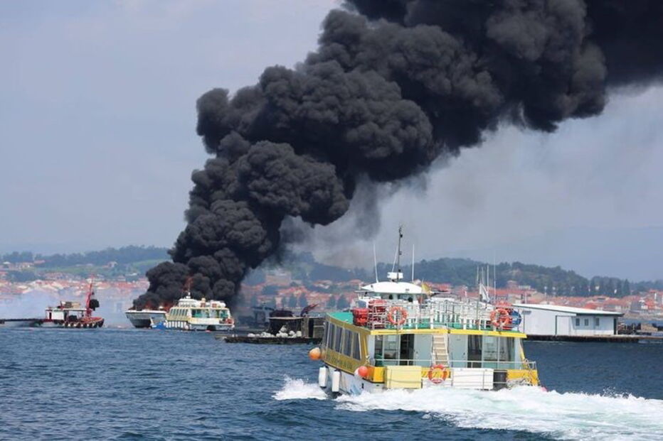Barco arde com 48 pessoas na ilha da Toxa, na Galiza