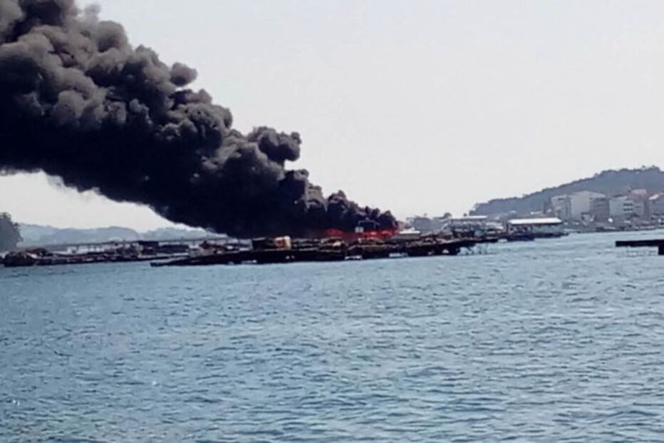 Barco arde com 48 pessoas na ilha da Toxa, na Galiza