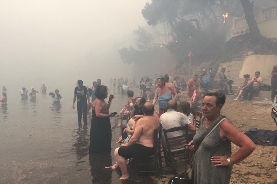 Pessoas correm para a água para fugir às chamas na Grécia