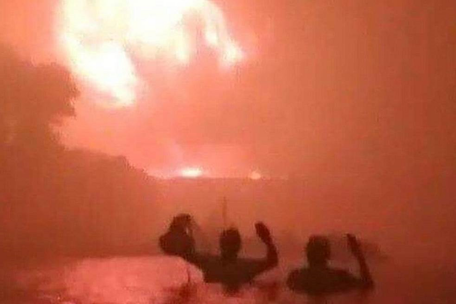 Pessoas correm para a água para fugir às chamas na Grécia