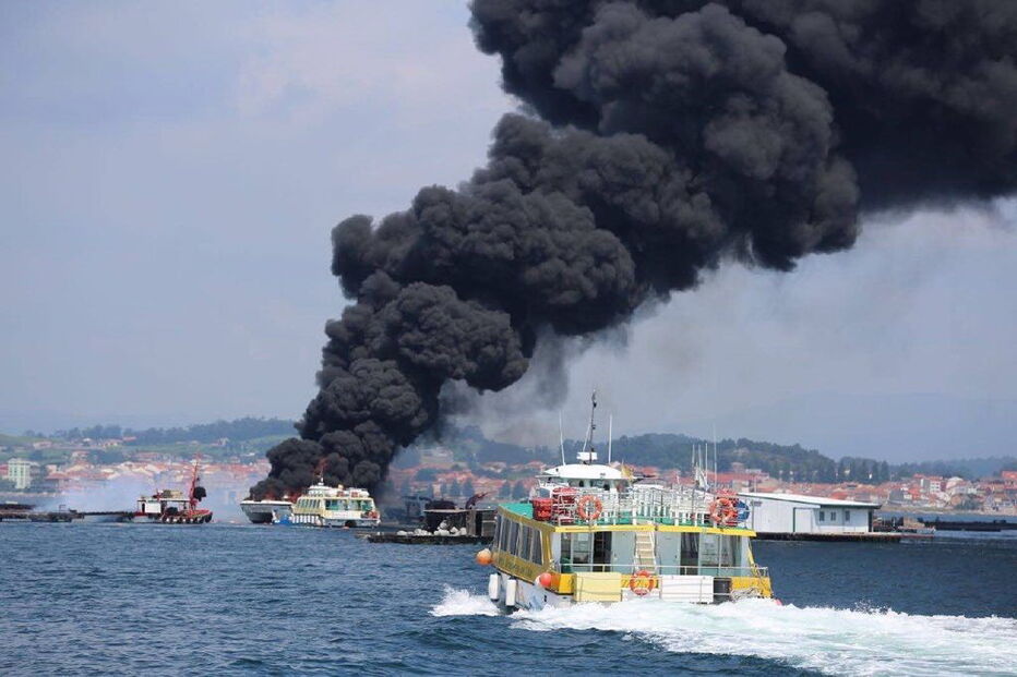Barco arde na Ilha de Toxa, Galiza